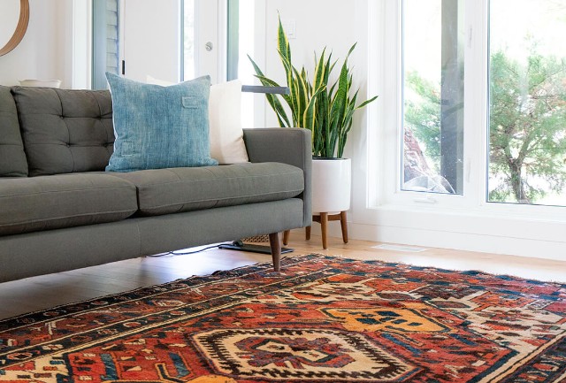 Place the Rug Under The Front Legs on Both Sides of The Sofa