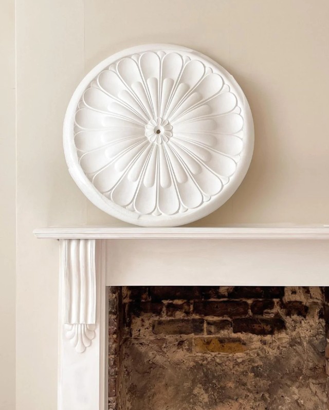 Class Up Plain Walls With Plaster Medallions